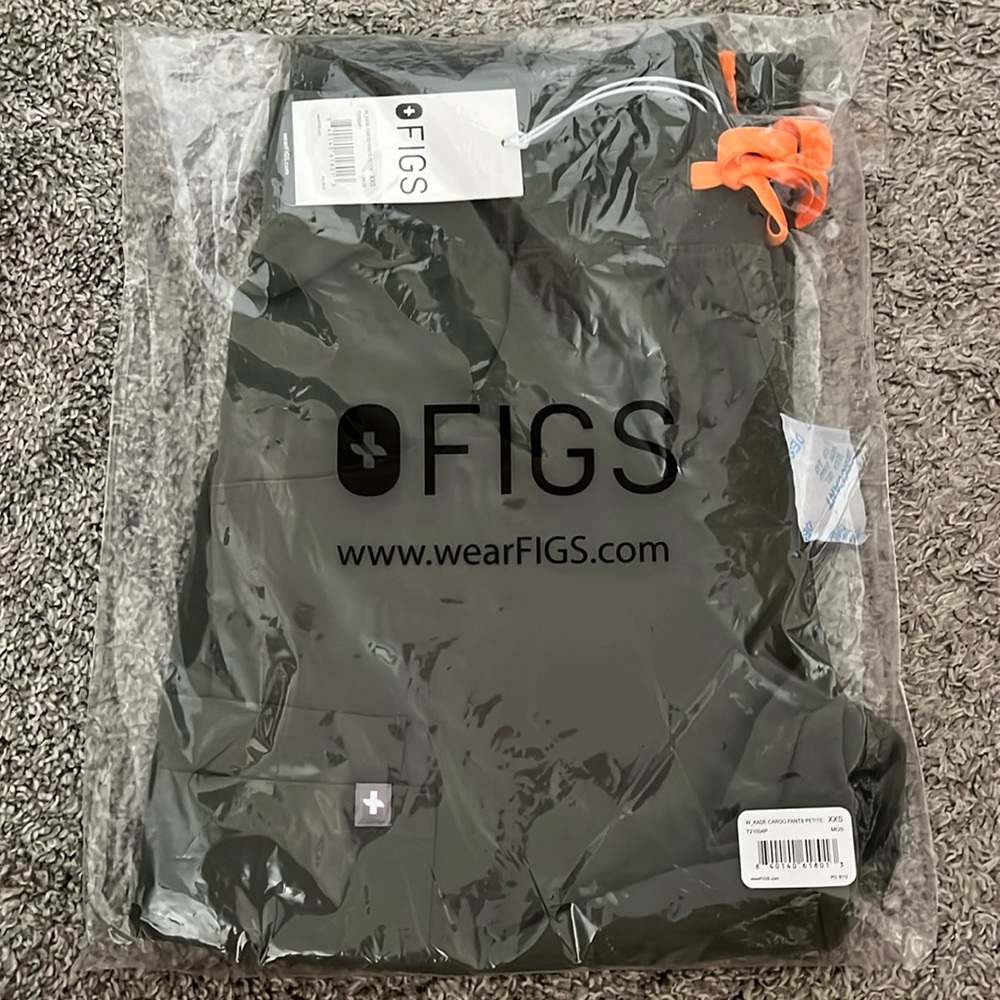 Figs Kade Cargo scrub pants in Moss